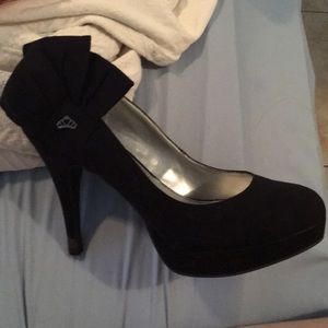 Black high heels with bow on side